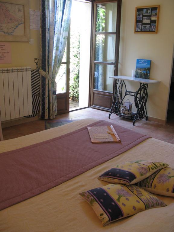 L'Oustaou B&B Piscine & Spa Besse-sur-Issole Quarto foto